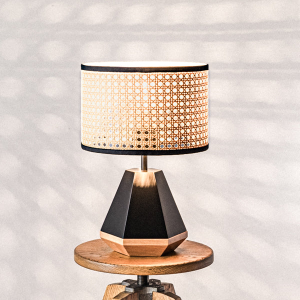 AMP TABLE LAMP FRUSTUM BK