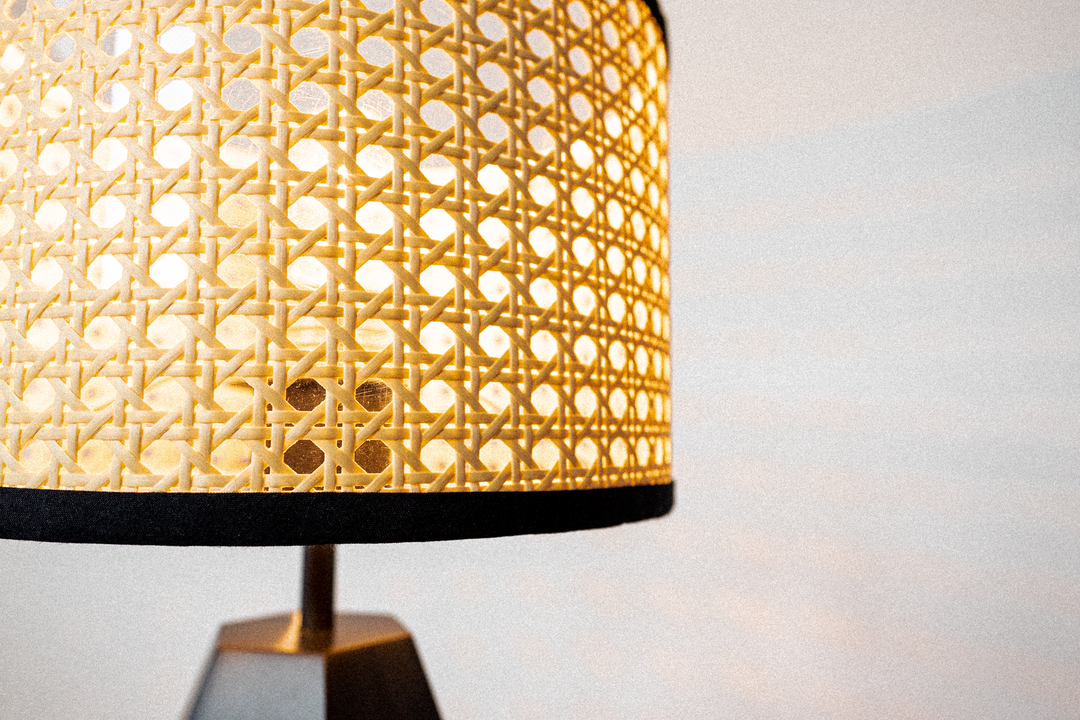 AMP TABLE LAMP FRUSTUM BK