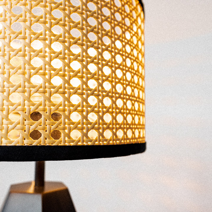 AMP TABLE LAMP FRUSTUM BK