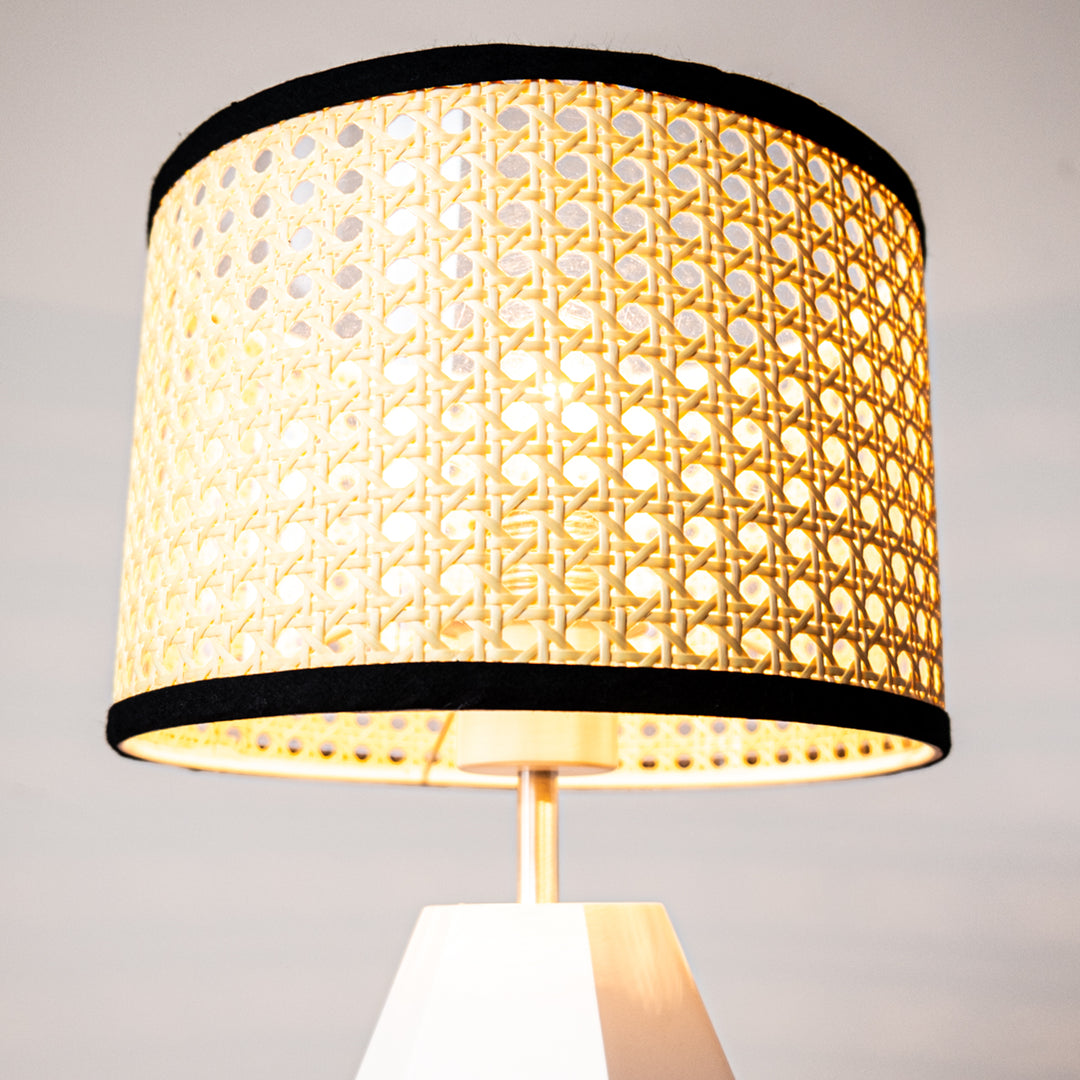 AMP TABLE LAMP FRUSTUM WH