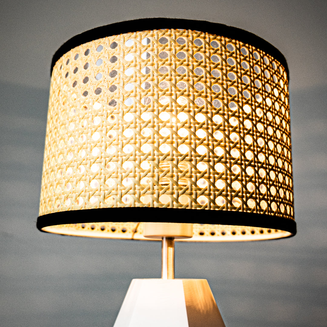 AMP TABLE LAMP FRUSTUM WH