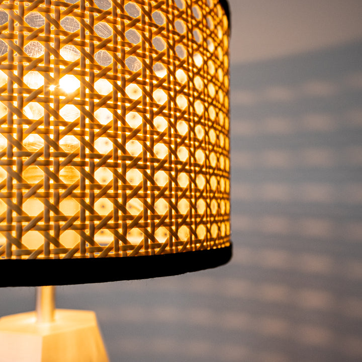 AMP TABLE LAMP FRUSTUM WH