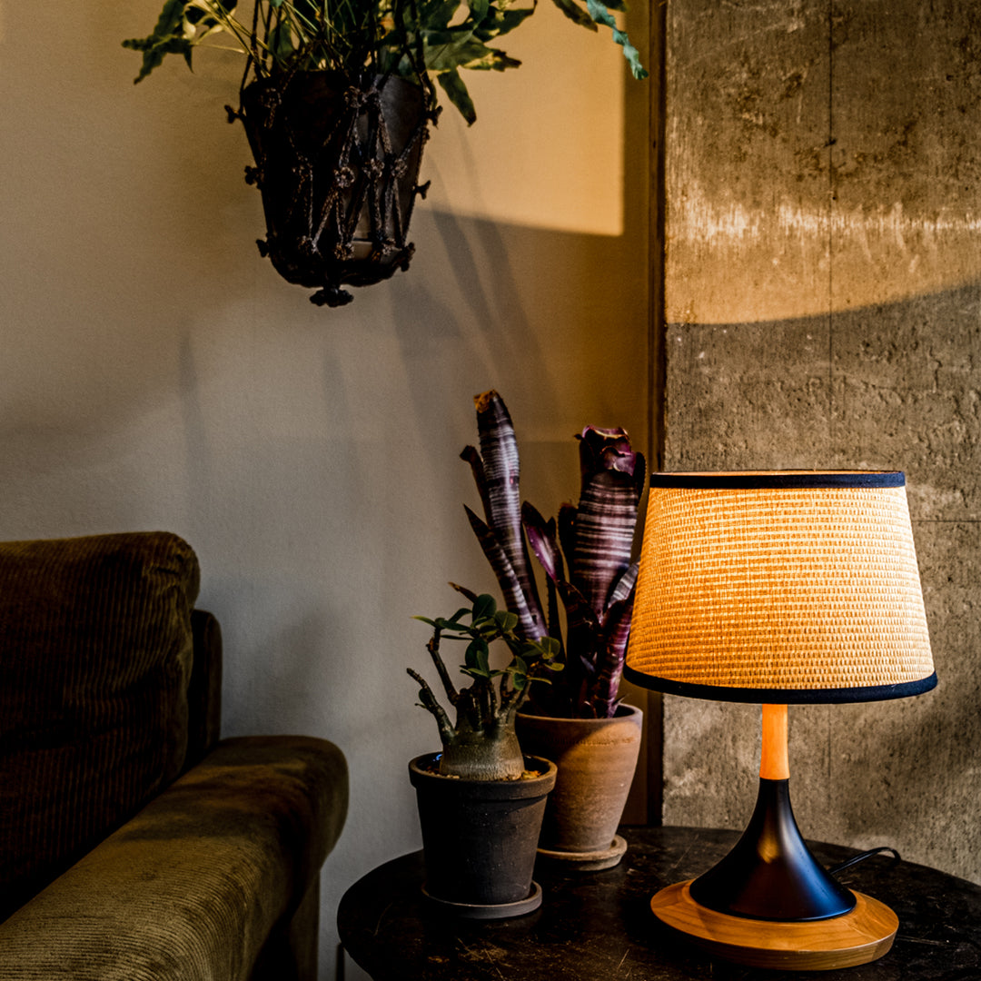 AMP TABLE LAMP HORN BK