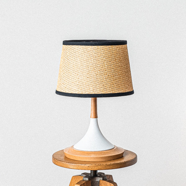 AMP TABLE LAMP HORN WH