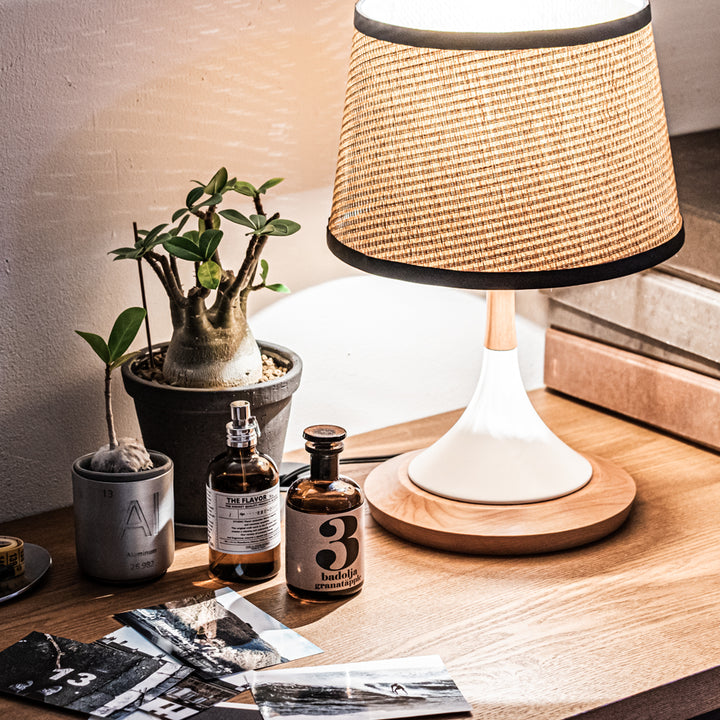 AMP TABLE LAMP HORN WH